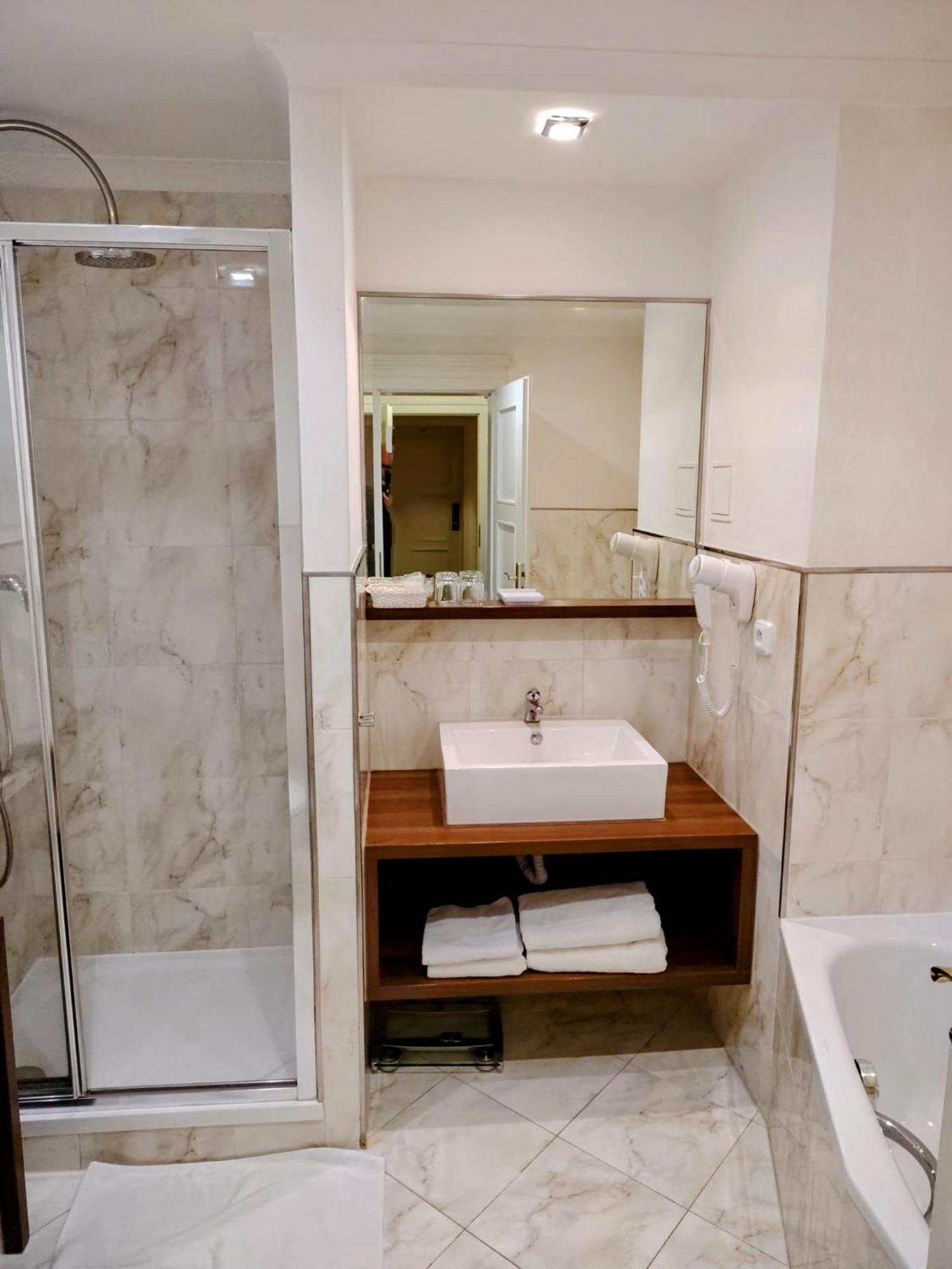 Hotel Embassy Karlovy Vary Dış mekan fotoğraf
