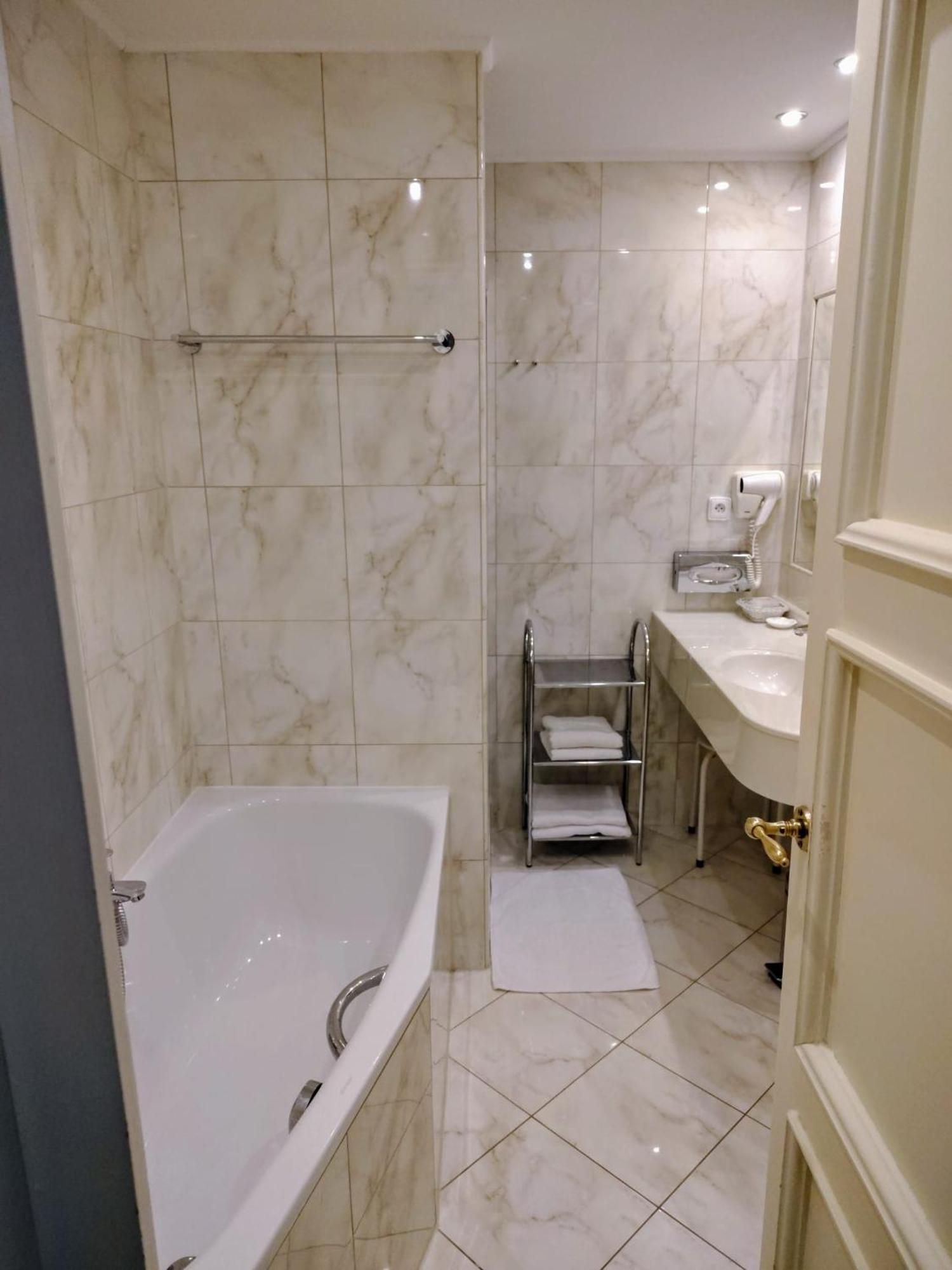Hotel Embassy Karlovy Vary Dış mekan fotoğraf